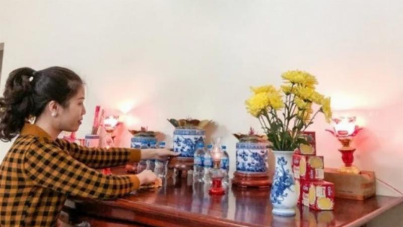 Cảnh lau dọn ban thờ cuối năm, thể hiện sự chuẩn bị cho năm mới